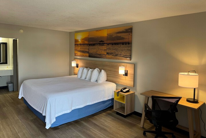 1 King Bed (1 of 10)