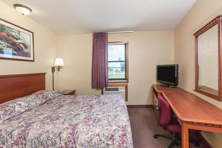 1 Queen Bed (2 of 4)