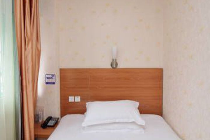 Room 7 of 12