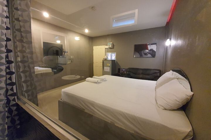 Room 8 of 19