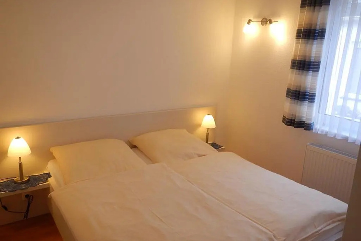 Room 4 of 8