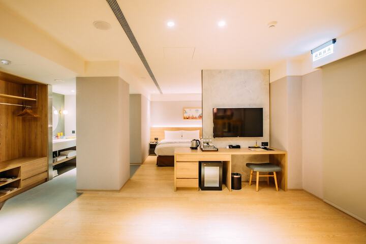 Room 102 of 210