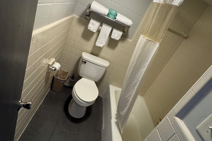Room 7 of 12
