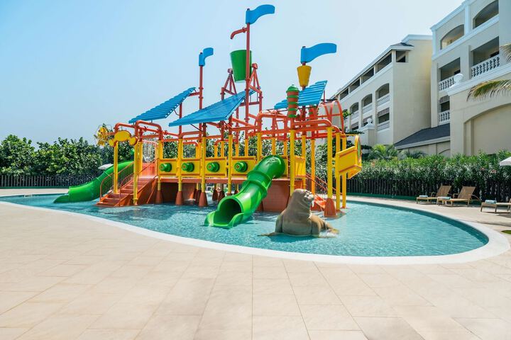 Hotel with Pool