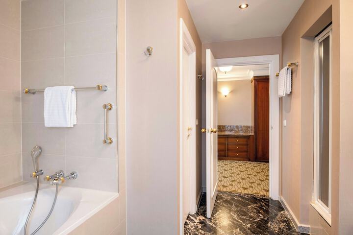 Room 46 of 160