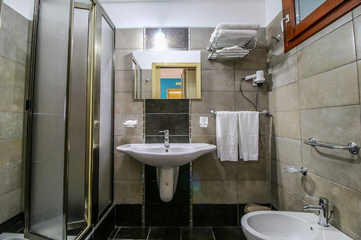 Room 9 of 16