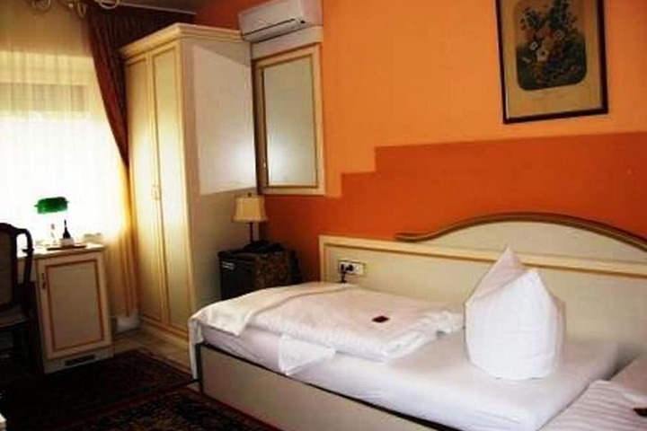 Room 17 of 49