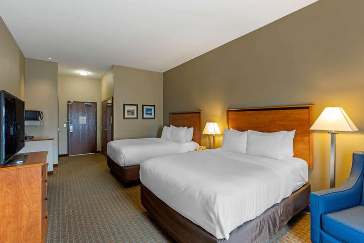 2 Queen Beds (1 of 12)