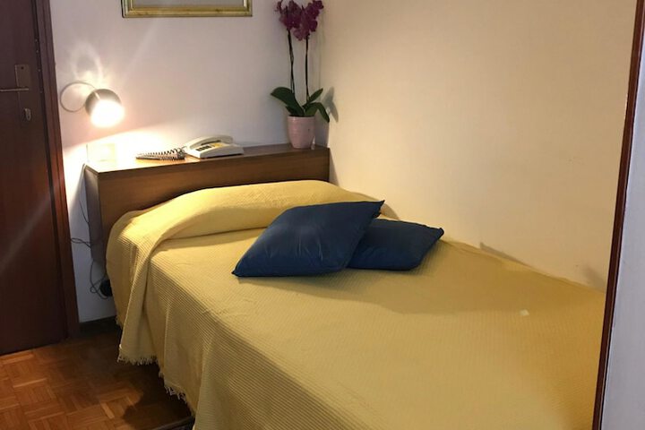 Room 8 of 91