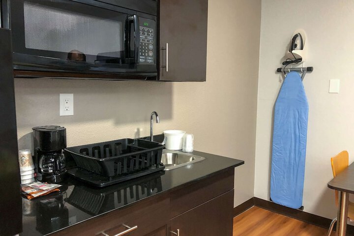 2 Queen Beds Kitchen (3 of 10)