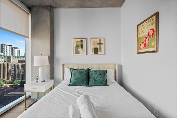 Room 4 of 32