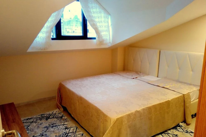 Room 6 of 9
