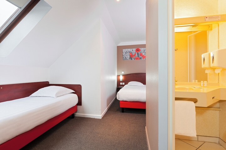 Room 17 of 28