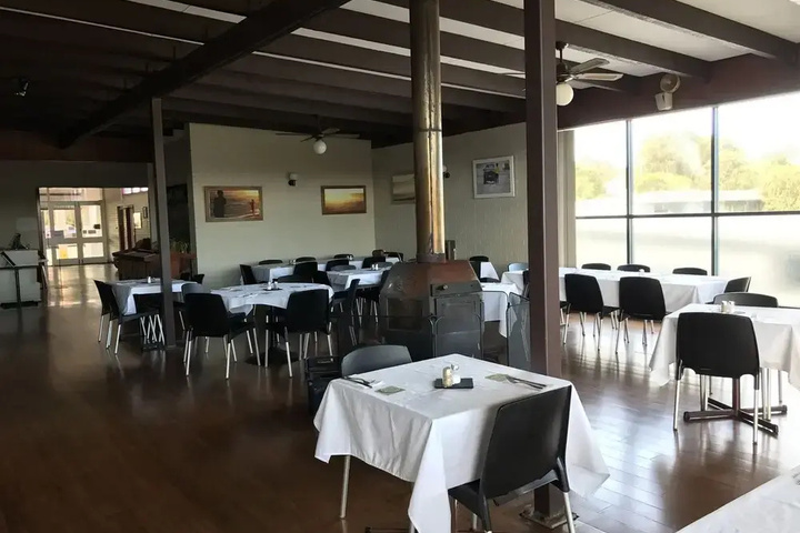 Dining 12 of 16