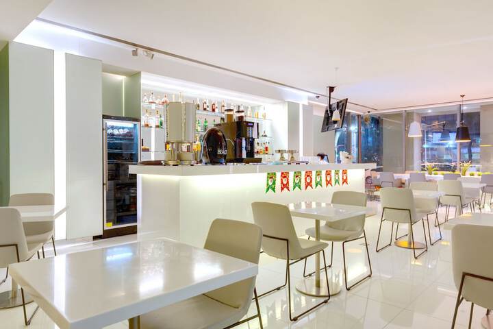 Lounge 65 of 80