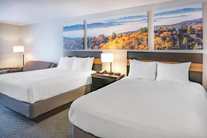 2 Queen Beds (2 of 4)