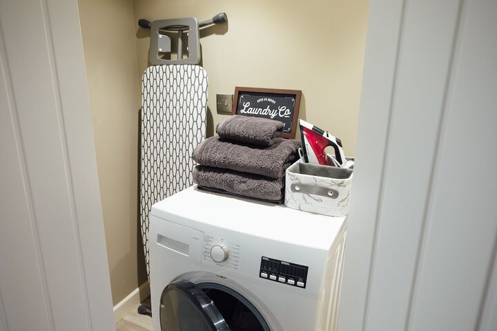 Laundry 25 of 44