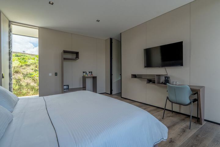 Room 52 of 159