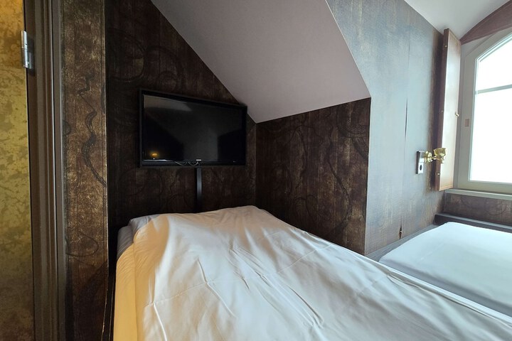 Room 43 of 81