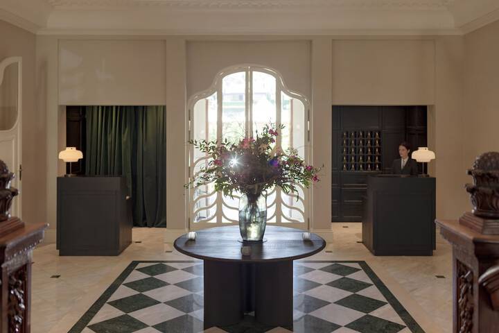 Entrance & Lobby
