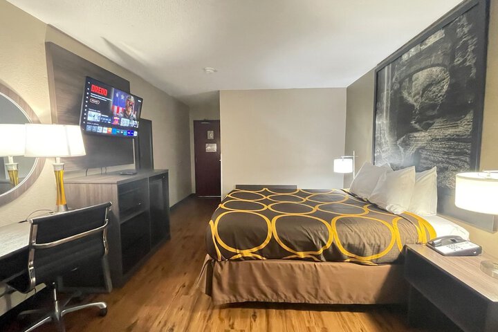 1 Queen Bed (20 of 29)