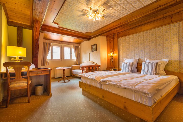 Room 6 of 28
