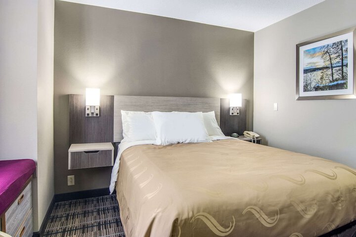 1 Queen Bed (1 of 21)