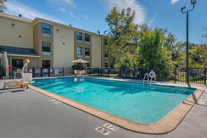 Pool 32 of 44