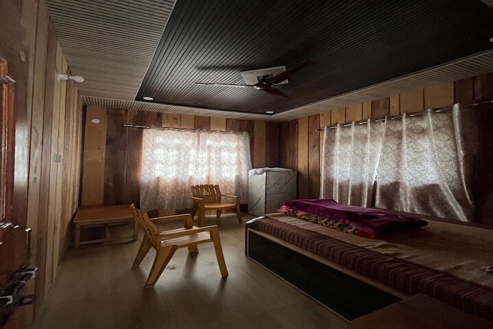 Room 2 of 5