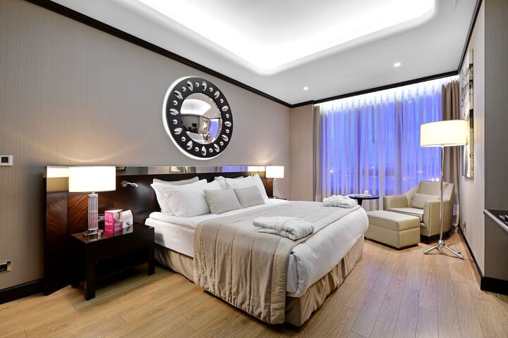 Room 8 of 102