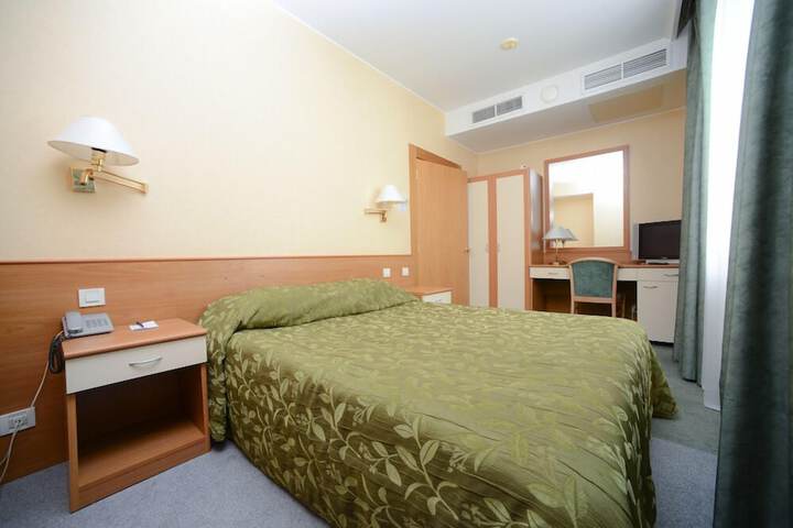 Room 8 of 42
