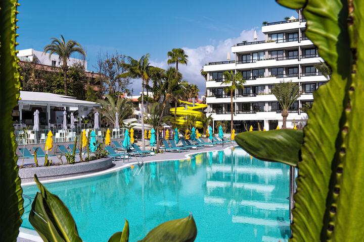 Hotel Pool