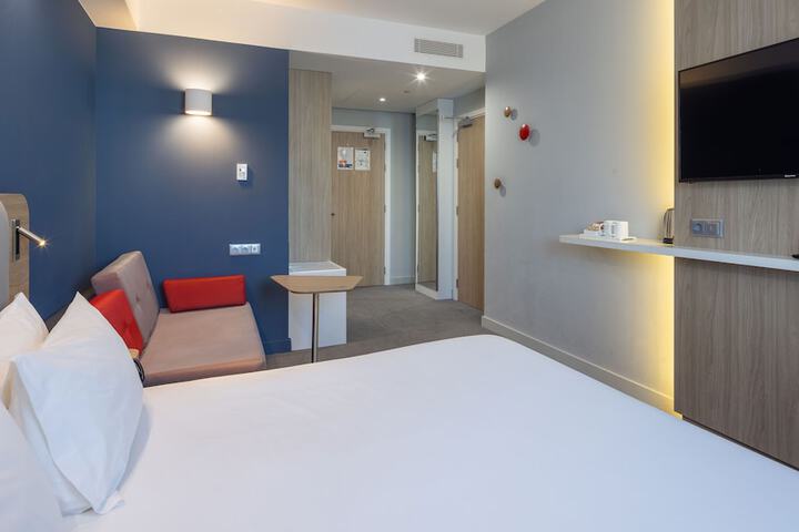 Room 13 of 83