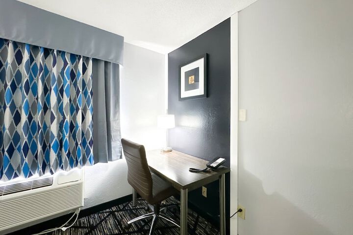 1 King Bed Accessible (5 of 14)