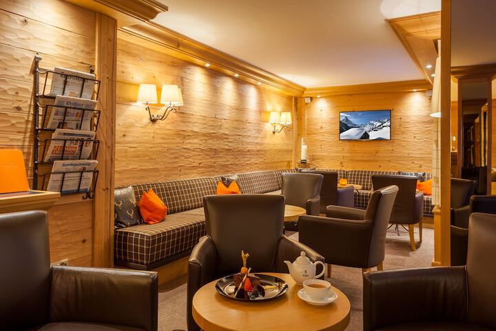 Lobby lounge