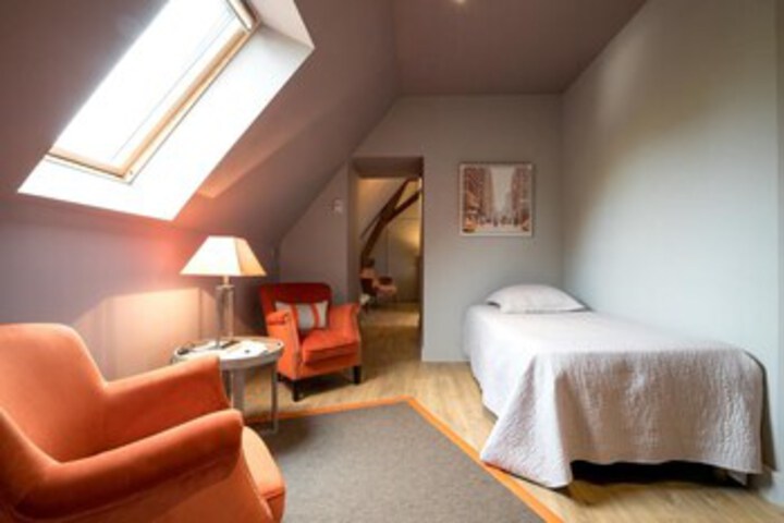 Room 28 of 68