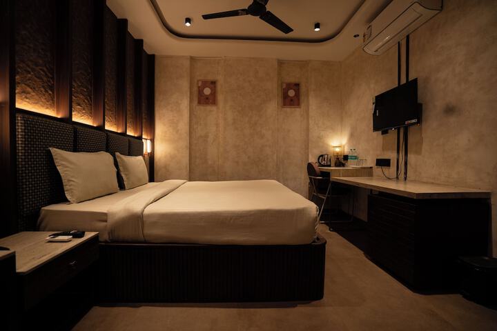 Room 32 of 48