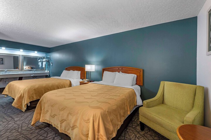 2 Queen Beds (5 of 14)