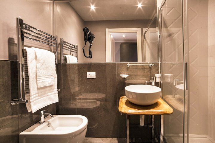 Room 32 of 48