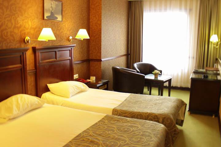 Room 13 of 114