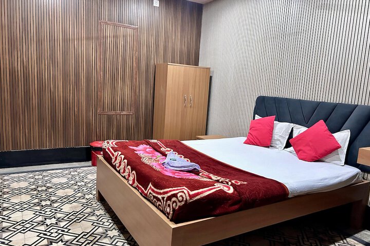 Room 6 of 10
