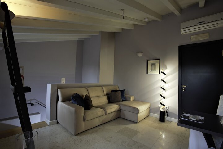 Room 28 of 67