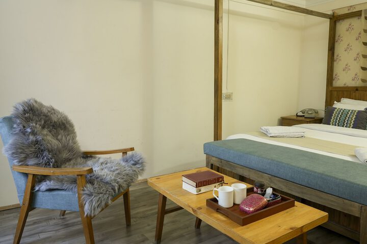 Room 11 of 18