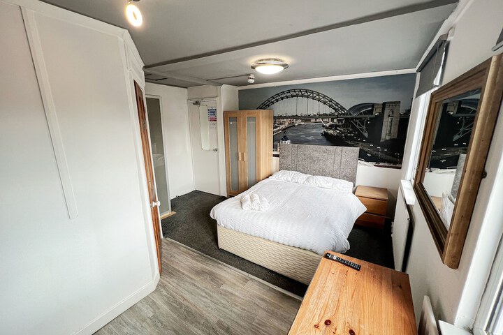Room 6 of 18