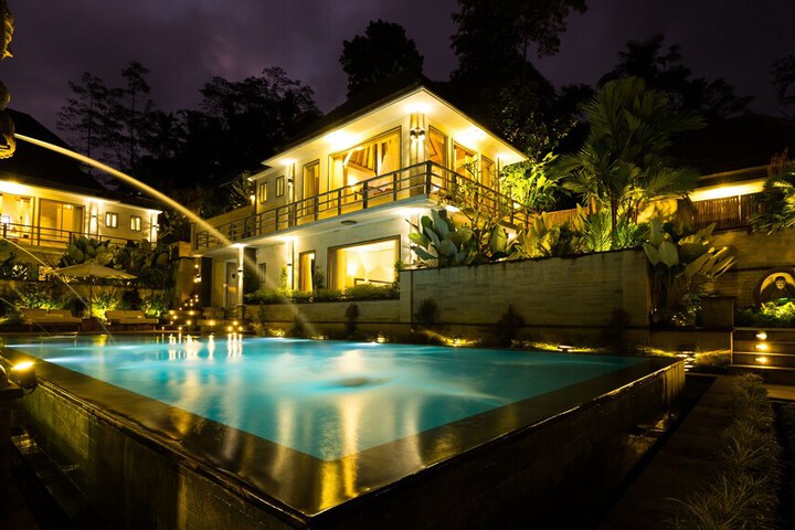 Hotel Pool