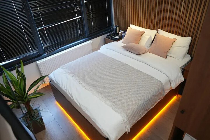 Room 6 of 12