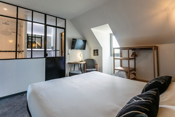 Room 16 of 113