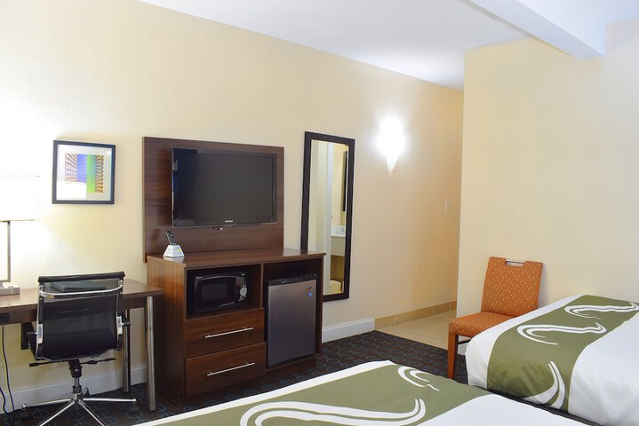 1 Queen Bed (9 of 22)