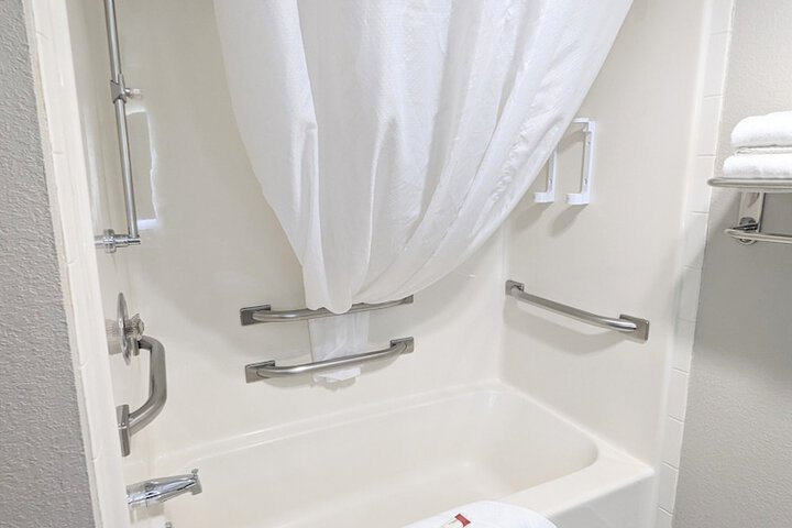1 Queen Bed Mobility Accessible Bathtub with Grab Bars (12 of 19)
