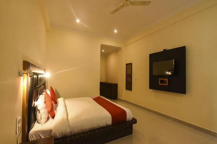 Room 6 of 15